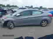 2013 Hyundai Elantra GLS z VIN KMHDH4AE8DU785602, wystawiony jako IAAI lot #42981141 z przebiegiem 109 129 mil mil oraz . Historia ofert i sprzedaży dostępna na DreamBid. Obrazek 14.