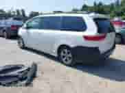 2019 Toyota Sienna LE Auto Access Seat с VIN 5TDKZ3DC5KS017185, выставлен на аукционе IAAI как лот 42814918 с пробегом 130 691 миль миль и . История ставок и продаж доступна на DreamBid. Изображение 3.