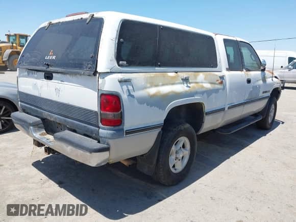 1996 Dodge 1500 z VIN 3B7HF13Y3TG152802, wystawiony jako IAAI lot #42637246 z przebiegiem 214 630 mil mil oraz . Historia ofert i sprzedaży dostępna na DreamBid. Obrazek 4.