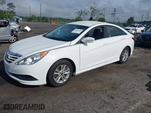 2014 Hyundai Sonata GLS z VIN 5NPEB4AC7EH826757, wystawiony jako IAAI lot #42351452 z przebiegiem 47 300 mil mil oraz . Historia ofert i sprzedaży dostępna na DreamBid. Obrazek 2.