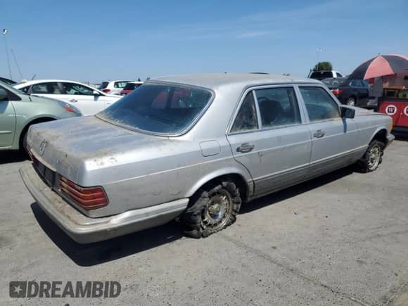 1983 Mercedes-Benz 380 z VIN WDBCA33A4DB042003, wystawiony jako Copart lot #62316525 z przebiegiem 161 377 mil mil oraz Nie do naprawy • Non repairable. Historia ofert i sprzedaży dostępna na DreamBid. Obrazek 3.