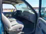1998 Chevrolet Silverado 1500 z VIN 2GCEK19R8W1221205, wystawiony jako IAAI lot #42741835 z przebiegiem 59 925 mil mil oraz . Historia ofert i sprzedaży dostępna na DreamBid. Obrazek 5.