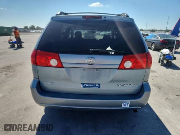 2010 Toyota Sienna CE z VIN 5TDKK4CC1AS339350, wystawiony jako Copart lot #82258545 z przebiegiem 170 742 mil mil oraz Czysty tytuł • Clean title. Historia ofert i sprzedaży dostępna na DreamBid. Obrazek 6.