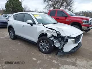 2023 Mazda CX-5 S Carbon Edition z VIN JM3KFBCM8P0187510, wystawiony jako IAAI lot #42628848 z przebiegiem 42 972 mil mil oraz . Historia ofert i sprzedaży dostępna na DreamBid. Obrazek 1.