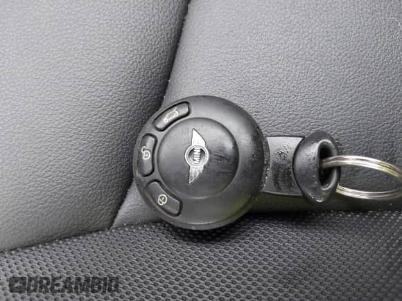 2013 MINI Hardtop с VIN WMWSU3C59DT548635, выставлен на аукционе IAAI как лот 42176999 с пробегом 111 357 миль миль и . История ставок и продаж доступна на DreamBid. Изображение 11.