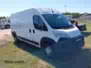 2023 Ram ProMaster Cargo z VIN 3C6LRVDGXPE563721, wystawiony jako IAAI lot #43155985 z przebiegiem 92 555 mil mil oraz . Historia ofert i sprzedaży dostępna na DreamBid. Obrazek 1.