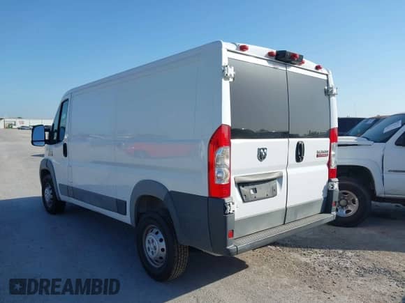 2018 Ram ProMaster Cargo z VIN 3C6TRVAG5JE105080, wystawiony jako IAAI lot #42824369 z przebiegiem 243 655 mil mil oraz . Historia ofert i sprzedaży dostępna na DreamBid. Obrazek 3.