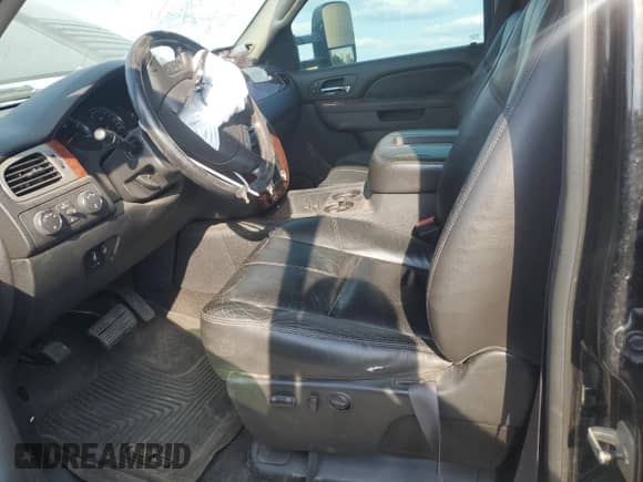 2011 Chevrolet Silverado 2500HD LTZ z VIN 1GC1KYC87BF132283, wystawiony jako Copart lot #72051445 z przebiegiem 207 897 mil mil oraz Czysty tytuł • Clean title. Historia ofert i sprzedaży dostępna na DreamBid. Obrazek 7.