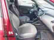 2013 Hyundai Tucson GLS z VIN KM8JUCAC6DU584112, wystawiony jako IAAI lot #43236532 z przebiegiem 106 442 mil mil oraz . Historia ofert i sprzedaży dostępna na DreamBid. Obrazek 5.