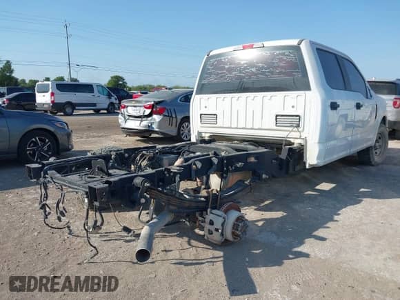 2019 Ford F-250 XL z VIN 1FD7W2A64KEF80365, wystawiony jako IAAI lot #42883066 z przebiegiem Nie podano mil oraz . Historia ofert i sprzedaży dostępna na DreamBid. Obrazek 4.