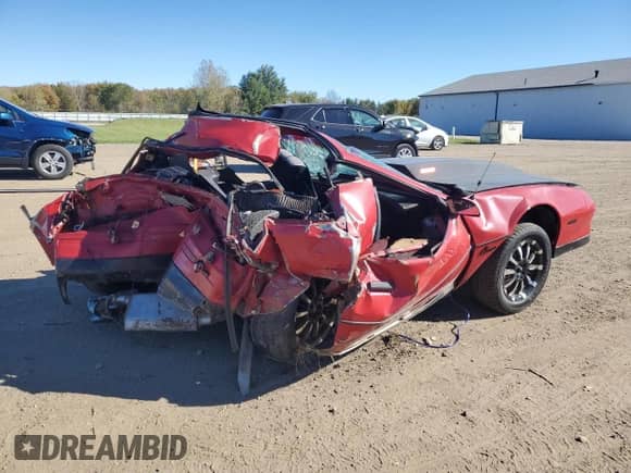 1982 Chevrolet Camaro z VIN 1G1AP8773CN136480, wystawiony jako Copart lot #86254085 z przebiegiem 113 416 mil mil oraz Szkoda całkowita • Salvage title. Historia ofert i sprzedaży dostępna na DreamBid. Obrazek 3.