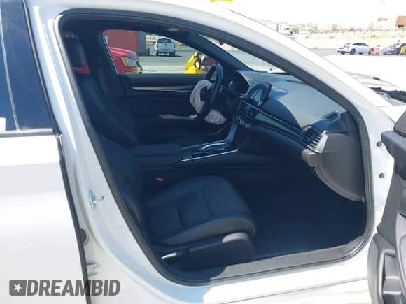 2022 Honda Accord Sport z VIN 1HGCV2F38NA015327, wystawiony jako IAAI lot #43271034 z przebiegiem Nie podano mil oraz . Historia ofert i sprzedaży dostępna na DreamBid. Obrazek 5.