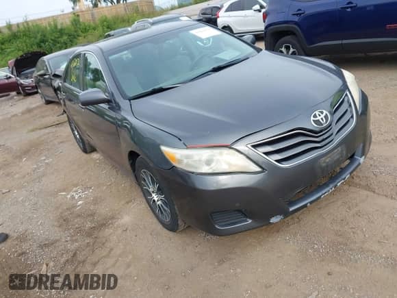 2010 Toyota Camry XLE z VIN 4T1BF3EK1AU012358, wystawiony jako IAAI lot #43064176 z przebiegiem 119 143 mil mil oraz . Historia ofert i sprzedaży dostępna na DreamBid. Obrazek 1.