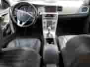 2018 Volvo S60 Inscription Platinum z VIN LYV402TM7JB156553, wystawiony jako Copart lot #53171715 z przebiegiem 67 688 mil mil oraz Szkoda całkowita • Salvage title. Historia ofert i sprzedaży dostępna na DreamBid. Obrazek 8.