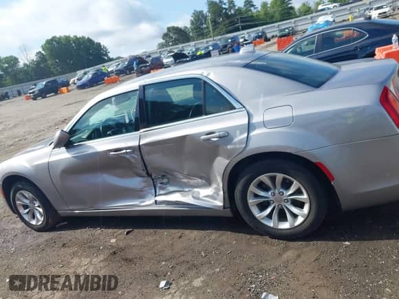 2016 Chrysler 300 Limited с VIN 2C3CCAAG3GH268329, выставлен на аукционе IAAI как лот 42524561 с пробегом 109 617 миль миль и . История ставок и продаж доступна на DreamBid. Изображение 14.