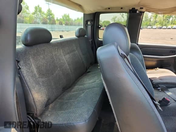 2005 Chevrolet Silverado 3500 z VIN 1GCHK39U75E270986, wystawiony jako Copart lot #64593845 z przebiegiem 209 439 mil mil oraz Czysty tytuł • Clean title. Historia ofert i sprzedaży dostępna na DreamBid. Obrazek 10.