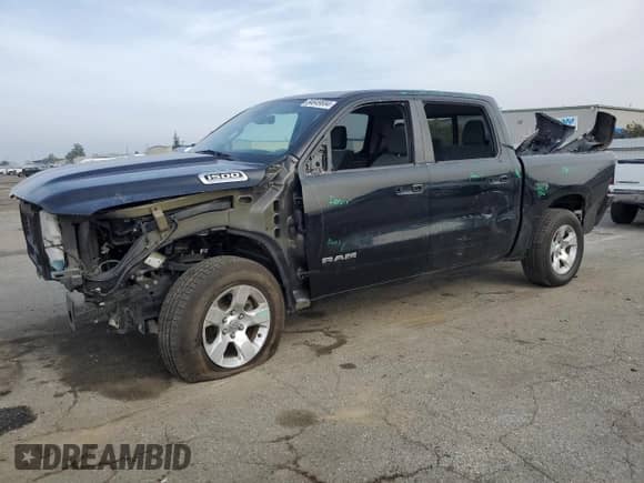 2020 Ram 1500 Big Horn z VIN 1C6RREFG1LN333692, wystawiony jako Copart lot #84649694 z przebiegiem 67 046 mil mil oraz Szkoda całkowita • Salvage title. Historia ofert i sprzedaży dostępna na DreamBid. Obrazek 1.
