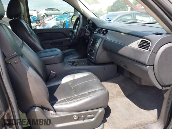 2010 Chevrolet Tahoe LT with VIN 1GNUCBE00AR288992, listed as a IAAI auction lot 42709537 with 164,355 mi miles and . Bid and sale history available at DreamBid. Image 5.