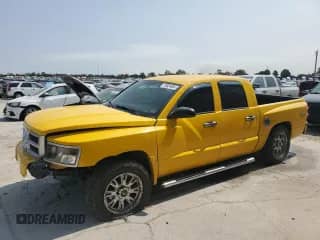 2009 Dodge Dakota Bighorn/Lonestar z VIN 1D7HW38P49S735236, wystawiony jako Copart lot #70824954 z przebiegiem 208 804 mil mil oraz Szkoda całkowita • Salvage title. Historia ofert i sprzedaży dostępna na DreamBid. Obrazek 1.