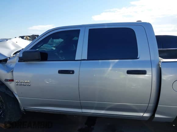 2018 Ram 1500 Tradesman z VIN 1C6RR6KM2JS225601, wystawiony jako IAAI lot #43214577 z przebiegiem 164 538 mil mil oraz . Historia ofert i sprzedaży dostępna na DreamBid. Obrazek 14.