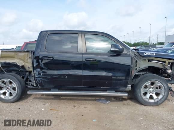 2020 Ram 1500 Big Horn z VIN 1C6RREFT4LN119597, wystawiony jako IAAI lot #42446462 z przebiegiem 82 821 mil mil oraz . Historia ofert i sprzedaży dostępna na DreamBid. Obrazek 14.