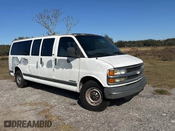 2002 Chevrolet Express z VIN 1GAHG39R921243538, wystawiony jako Copart lot #88987585 z przebiegiem 512 936 mil mil oraz Czysty tytuł • Clean title. Historia ofert i sprzedaży dostępna na DreamBid. Obrazek 1.