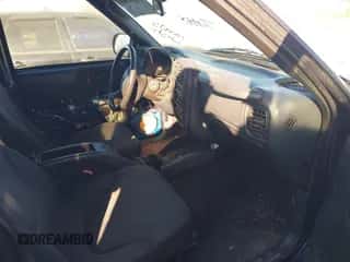 2003 Chevrolet S-10 LS z VIN 1GCDT13X13K126819, wystawiony jako IAAI lot #43444769 z przebiegiem 168 791 mil mil oraz . Historia ofert i sprzedaży dostępna na DreamBid. Obrazek 5.