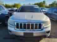 2012 Jeep Grand Cherokee Laredo z VIN 1C4RJFAG0CC189237, wystawiony jako Copart lot #82317425 z przebiegiem 246 995 mil mil oraz Czysty tytuł • Clean title. Historia ofert i sprzedaży dostępna na DreamBid. Obrazek 5.
