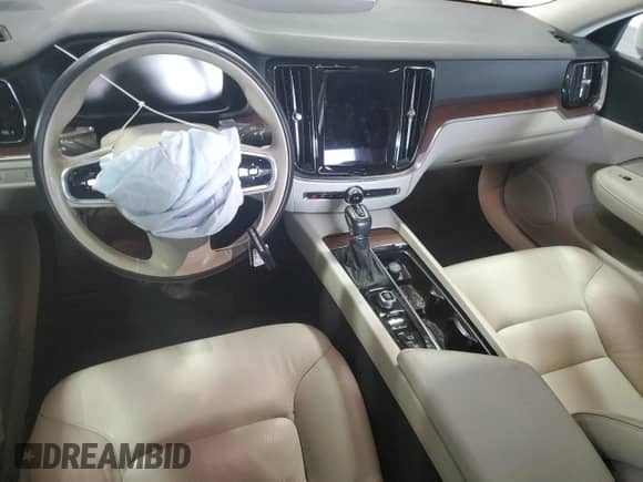 2021 Volvo S60 Momentum z VIN 7JR102FK8MG093809, wystawiony jako Copart lot #80847265 z przebiegiem 60 555 mil mil oraz Szkoda całkowita • Salvage title. Historia ofert i sprzedaży dostępna na DreamBid. Obrazek 8.