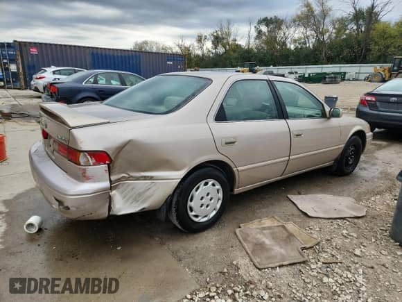 1998 Toyota Camry LE z VIN 4T1BG22K6WU262259, wystawiony jako Copart lot #86173725 z przebiegiem 235 898 mil mil oraz Nie do naprawy • Non repairable. Historia ofert i sprzedaży dostępna na DreamBid. Obrazek 3.
