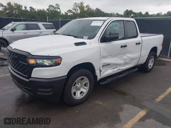 2025 Ram 1500 Tradesman z VIN 1C6SRECG7SN612939, wystawiony jako IAAI lot #43328272 z przebiegiem 10 087 mil mil oraz . Historia ofert i sprzedaży dostępna na DreamBid. Obrazek 2.