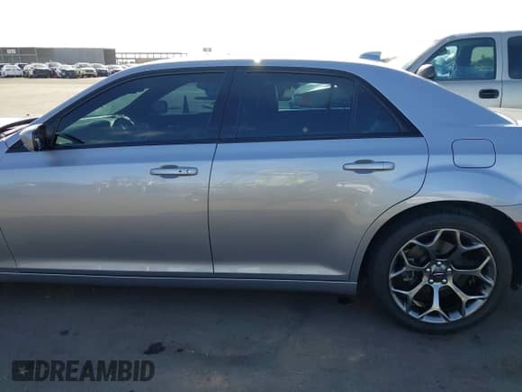 2015 Chrysler 300 S с VIN 2C3CCABGXFH853521, выставлен на аукционе IAAI как лот 42683181 с пробегом 138 085 миль миль и . История ставок и продаж доступна на DreamBid. Изображение 14.