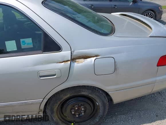 2001 Toyota Camry LE z VIN 4T1BF28K81U959631, wystawiony jako IAAI lot #42431888 z przebiegiem 165 638 mil mil oraz . Historia ofert i sprzedaży dostępna na DreamBid. Obrazek 6.
