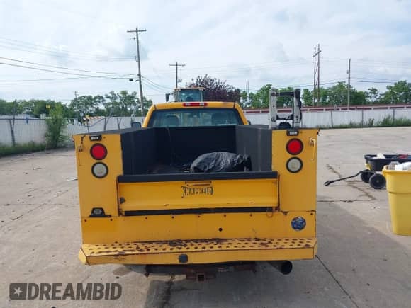 2008 Chevrolet Silverado 2500HD z VIN 1GBHK23658F224144, wystawiony jako IAAI lot #42512936 z przebiegiem 234 333 mil mil oraz . Historia ofert i sprzedaży dostępna na DreamBid. Obrazek 16.