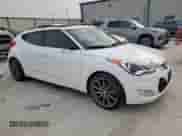 2016 Hyundai Veloster z VIN KMHTC6AD0GU296399, wystawiony jako Copart lot #53721095 z przebiegiem 97 486 mil mil oraz Czysty tytuł • Clean title. Historia ofert i sprzedaży dostępna na DreamBid. Obrazek 4.