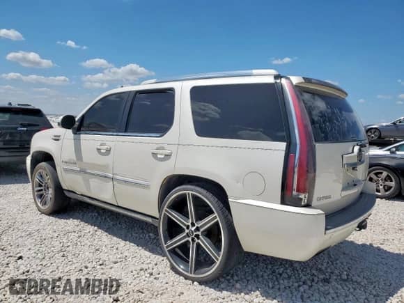 2007 Cadillac Escalade with VIN 1GYEC63807R373735, listed as a Copart auction lot 70743775 with 153,729 mi miles and Clean title. Bid and sale history available at DreamBid. Image 2.