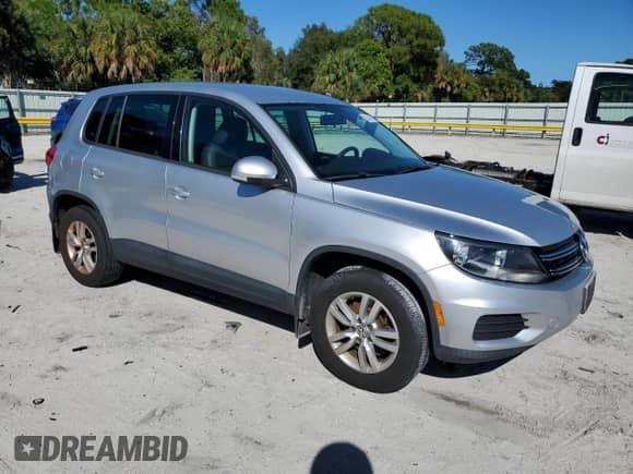 2012 Volkswagen Tiguan S с VIN WVGAV7AX6CW589644, выставлен на аукционе Copart как лот 82454715 с пробегом 189 466 миль миль и Чистый • Clean title. История ставок и продаж доступна на DreamBid. Изображение 4.