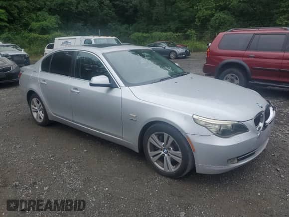 2010 BMW 5 Series 528i xDrive z VIN WBANV1C51AC444196, wystawiony jako Copart lot #62726135 z przebiegiem 162 041 mil mil oraz Szkoda całkowita • Salvage title. Historia ofert i sprzedaży dostępna na DreamBid. Obrazek 4.