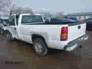 2002 Chevrolet Silverado 1500 z VIN 1GCEC14WX2Z146163, wystawiony jako IAAI lot #41520765 z przebiegiem 195 742 mil mil oraz . Historia ofert i sprzedaży dostępna na DreamBid. Obrazek 3.