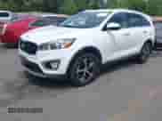 2017 Kia Sorento EX z VIN 5XYPHDA58HG312338, wystawiony jako IAAI lot #42573923 z przebiegiem 136 279 mil mil oraz . Historia ofert i sprzedaży dostępna na DreamBid. Obrazek 2.