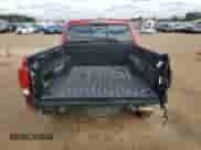2018 Toyota Tacoma SR z VIN 5TFAX5GN8JX113136, wystawiony jako Copart lot #42996905 z przebiegiem 84 969 mil mil oraz Szkoda całkowita • Salvage title. Historia ofert i sprzedaży dostępna na DreamBid. Obrazek 6.