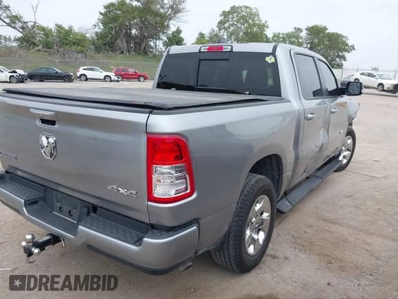 2019 Ram 1500 Big Horn z VIN 1C6RRFFG6KN674459, wystawiony jako IAAI lot #43144182 z przebiegiem 108 916 mil mil oraz . Historia ofert i sprzedaży dostępna na DreamBid. Obrazek 4.