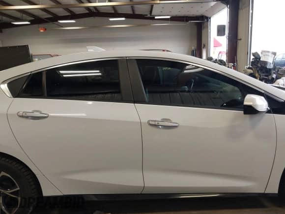 2016 Chevrolet Volt Premier z VIN 1G1RD6S55GU129046, wystawiony jako IAAI lot #41990980 z przebiegiem 96 901 mil mil oraz . Historia ofert i sprzedaży dostępna na DreamBid. Obrazek 14.
