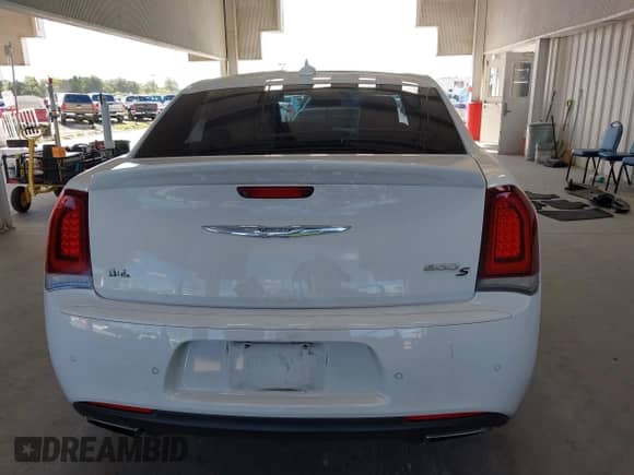 2018 Chrysler 300 S с VIN 2C3CCABG7JH244878, выставлен на аукционе IAAI как лот 43445702 с пробегом 81 269 миль миль и . История ставок и продаж доступна на DreamBid. Изображение 17.