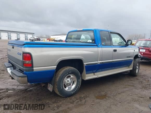1998 Dodge 1500 z VIN 1B7HF13Z9WJ163928, wystawiony jako IAAI lot #41728098 z przebiegiem 141 085 mil mil oraz . Historia ofert i sprzedaży dostępna na DreamBid. Obrazek 13.