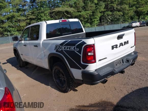 2025 Ram 1500 Rebel z VIN 1C6SRFLP2SN581797, wystawiony jako IAAI lot #43061676 z przebiegiem 25 190 mil mil oraz . Historia ofert i sprzedaży dostępna na DreamBid. Obrazek 3.