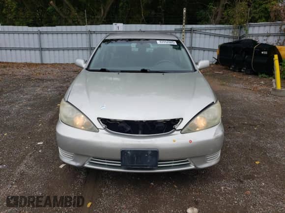 2005 Toyota Camry LE z VIN 4T1BF32K95U084032, wystawiony jako Copart lot #82052665 z przebiegiem 261 218 mil mil oraz Szkoda całkowita • Salvage title. Historia ofert i sprzedaży dostępna na DreamBid. Obrazek 5.