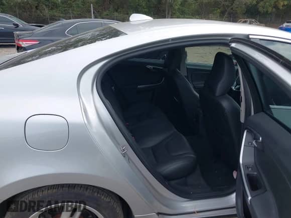 2015 Volvo S60 T5 Drive-E Premier z VIN YV126MFK4F1343110, wystawiony jako IAAI lot #43292498 z przebiegiem 59 841 mil mil oraz . Historia ofert i sprzedaży dostępna na DreamBid. Obrazek 8.