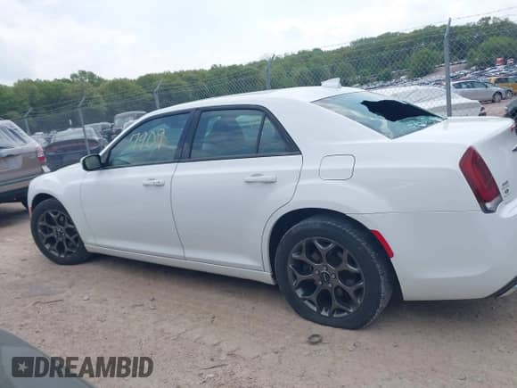 2015 Chrysler 300 S с VIN 2C3CCAGG1FH892300, выставлен на аукционе IAAI как лот 42277909 с пробегом 102 538 миль миль и . История ставок и продаж доступна на DreamBid. Изображение 14.