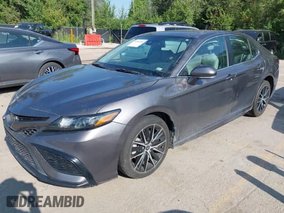 2023 Toyota Camry SE z VIN 4T1G11AK9PU094833, wystawiony jako IAAI lot #43044406 z przebiegiem 46 582 mil mil oraz . Historia ofert i sprzedaży dostępna na DreamBid. Obrazek 2.